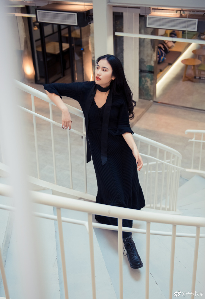 清纯美女佳妮酱黑色系长裙女神范写真 9