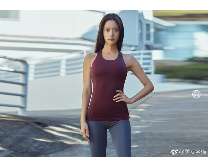 运动系美女克拉拉的街头慢跑性感图片 2