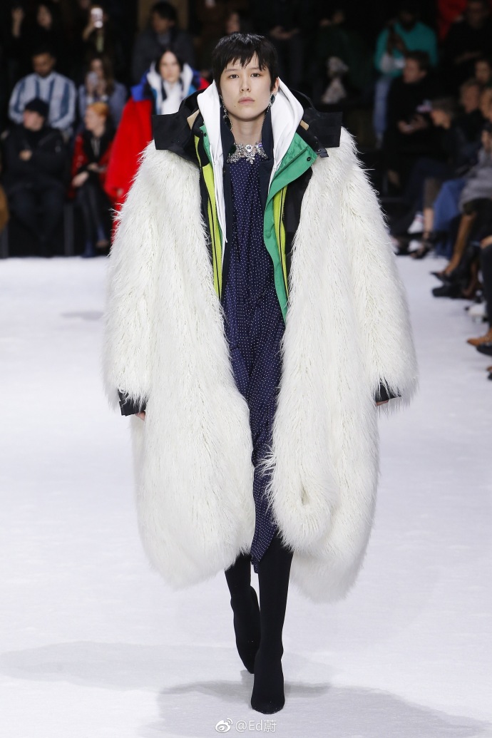 巴黎时装周Balenciaga2018层层叠叠的外套和大衣是本 2