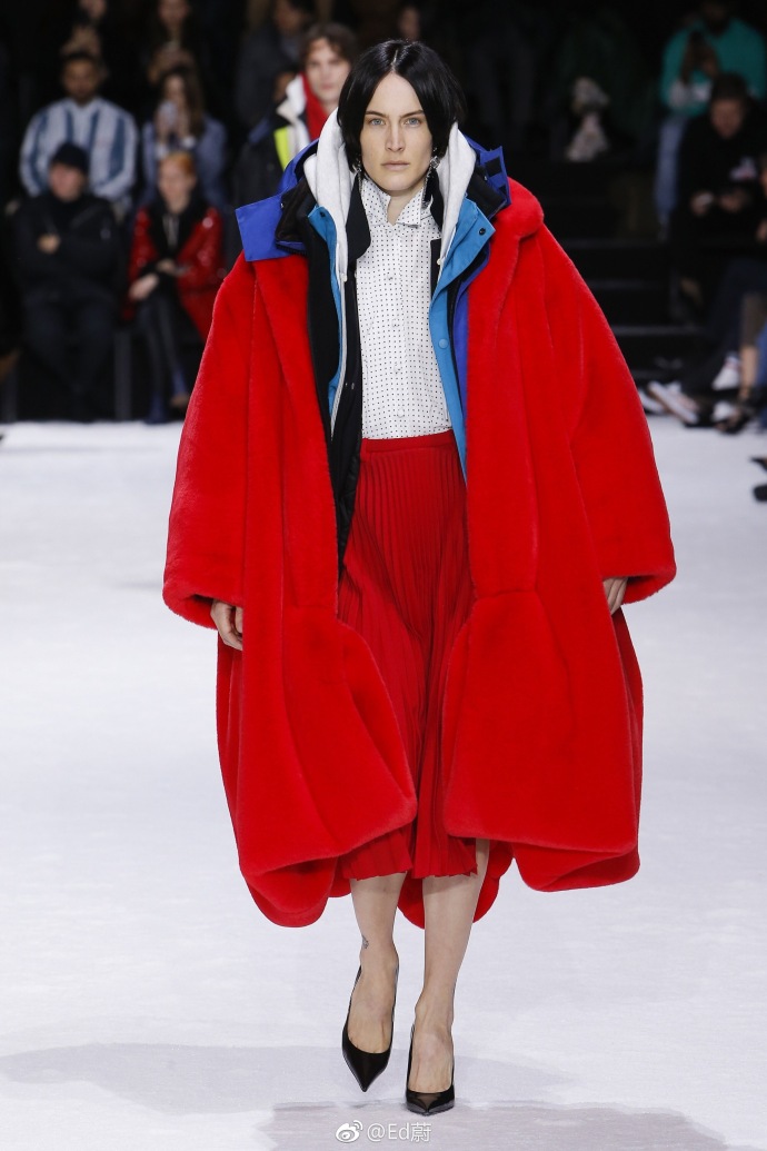 巴黎时装周Balenciaga2018层层叠叠的外套和大衣是本 3