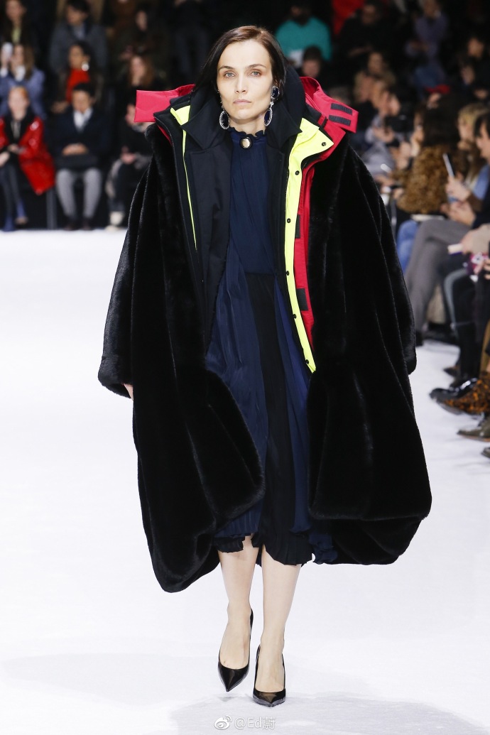 巴黎时装周Balenciaga2018层层叠叠的外套和大衣是本 6