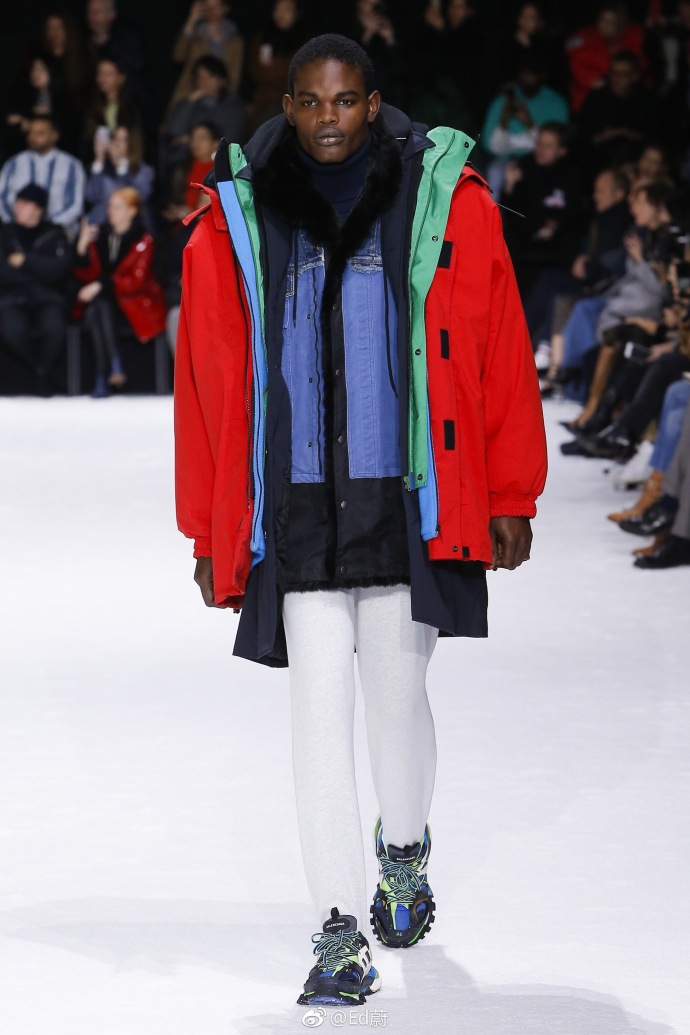 巴黎时装周Balenciaga2018层层叠叠的外套和大衣是本 7