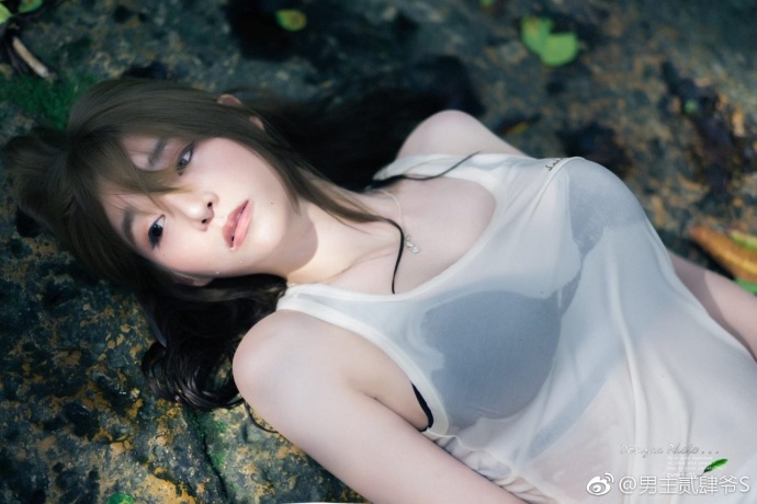 性感美女户外湿身性感图片 2