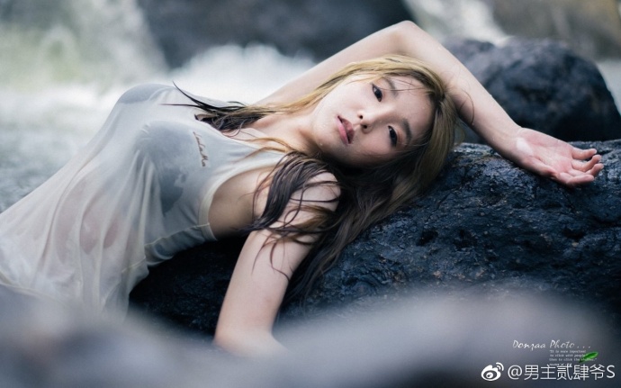 性感美女户外湿身性感图片 4