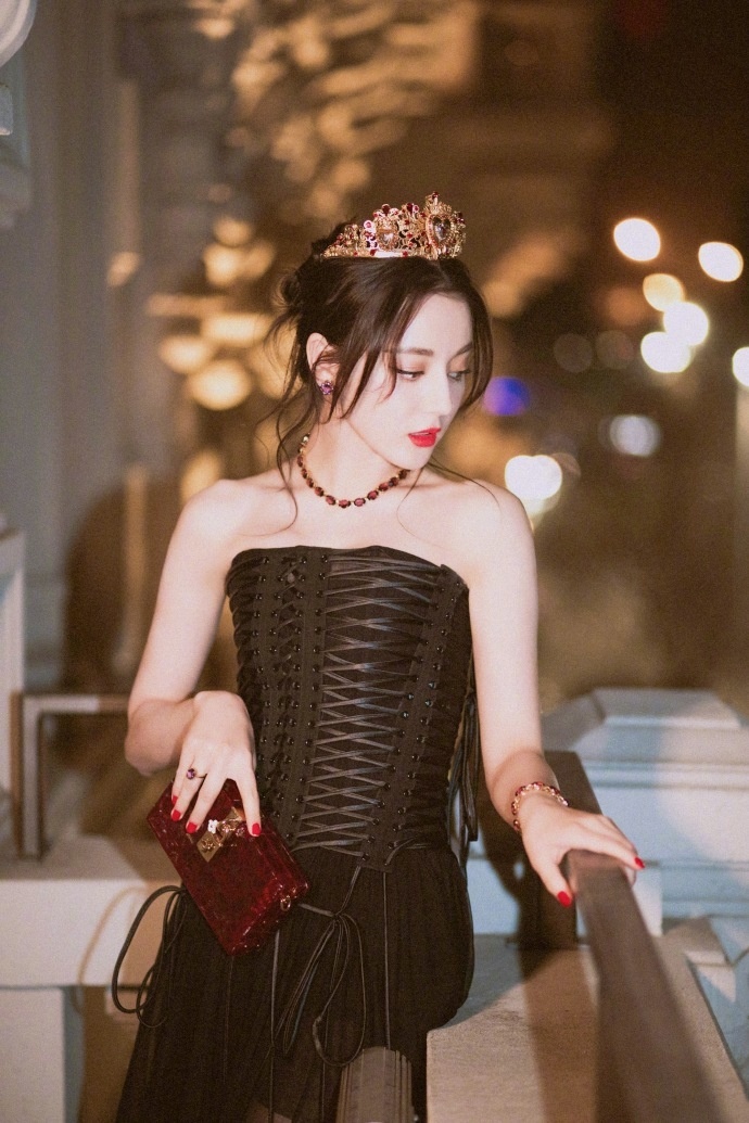 新疆美女明星迪丽热巴皇冠造型看秀美颜图片 3