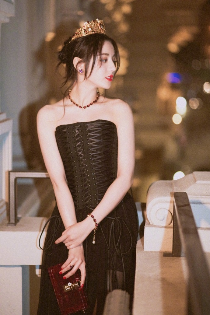新疆美女明星迪丽热巴皇冠造型看秀美颜图片 4