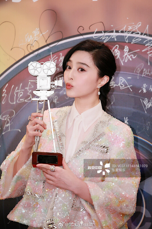 青岛美女明星范冰冰出席香港专业电影摄影师学 6