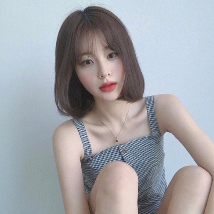 短发美女大红唇性感自拍照