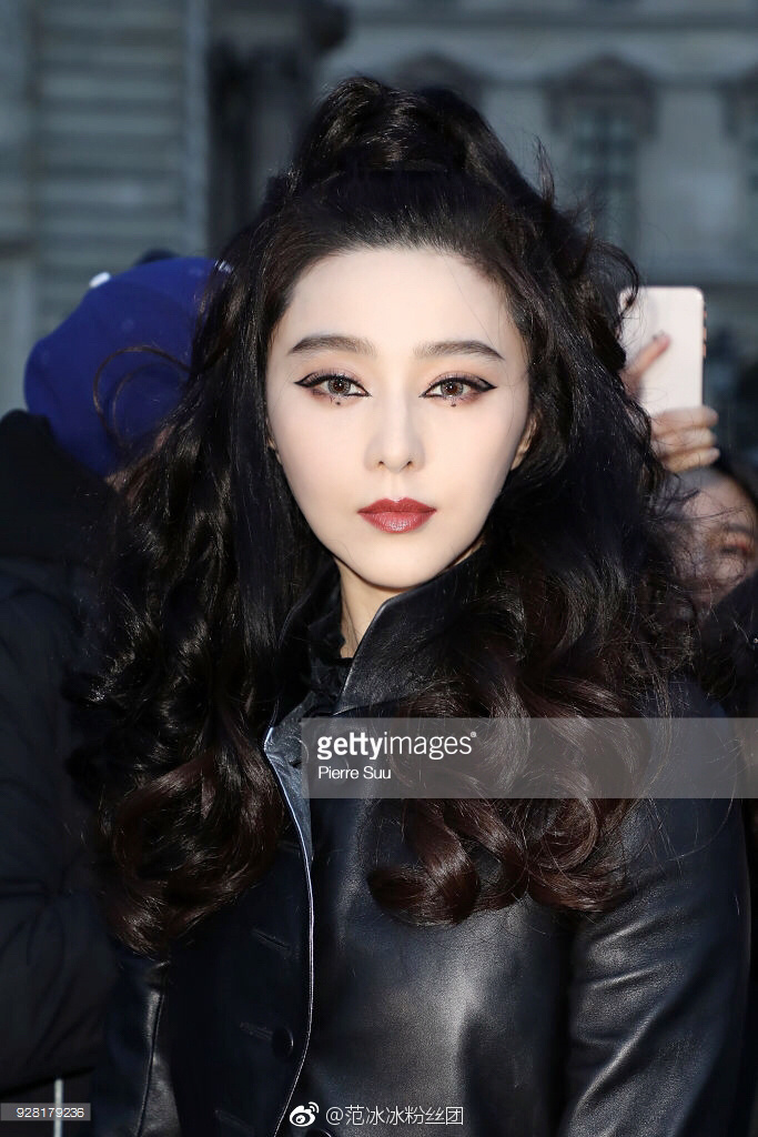 青岛美女明星范冰冰巴黎时装周摩登范儿看路易 3