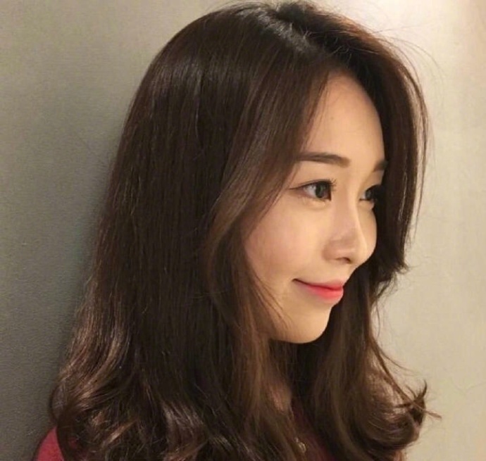 当季流行的温柔卷发造型的小仙女们图片