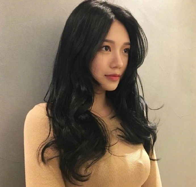 当季流行的温柔卷发造型的小仙女们图片 6