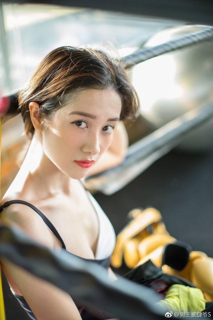 运动美女性感拳击图片 6