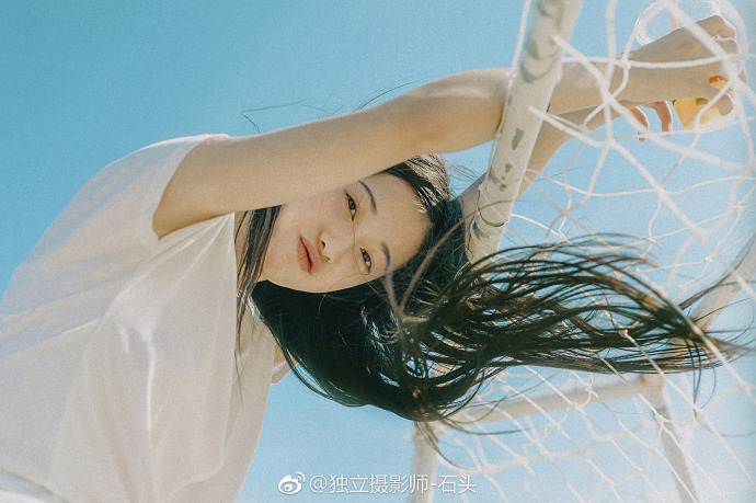 清纯美女白色衬衫搭配黑裙唯美写真 2