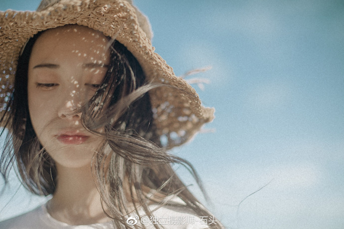 清纯美女白色衬衫搭配黑裙唯美写真 3
