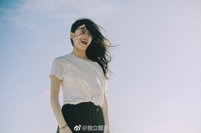 清纯美女白色衬衫搭配黑裙唯美写真 4