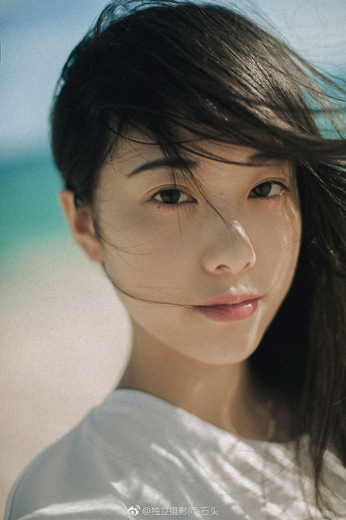 清纯美女白色衬衫搭配黑裙唯美写真 6