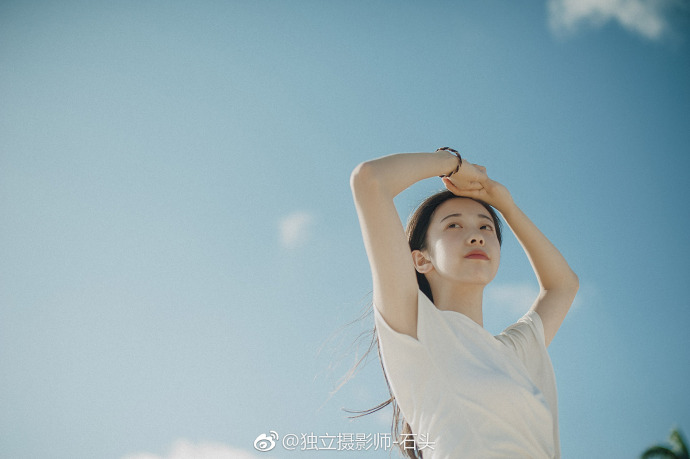 清纯美女白色衬衫搭配黑裙唯美写真 7