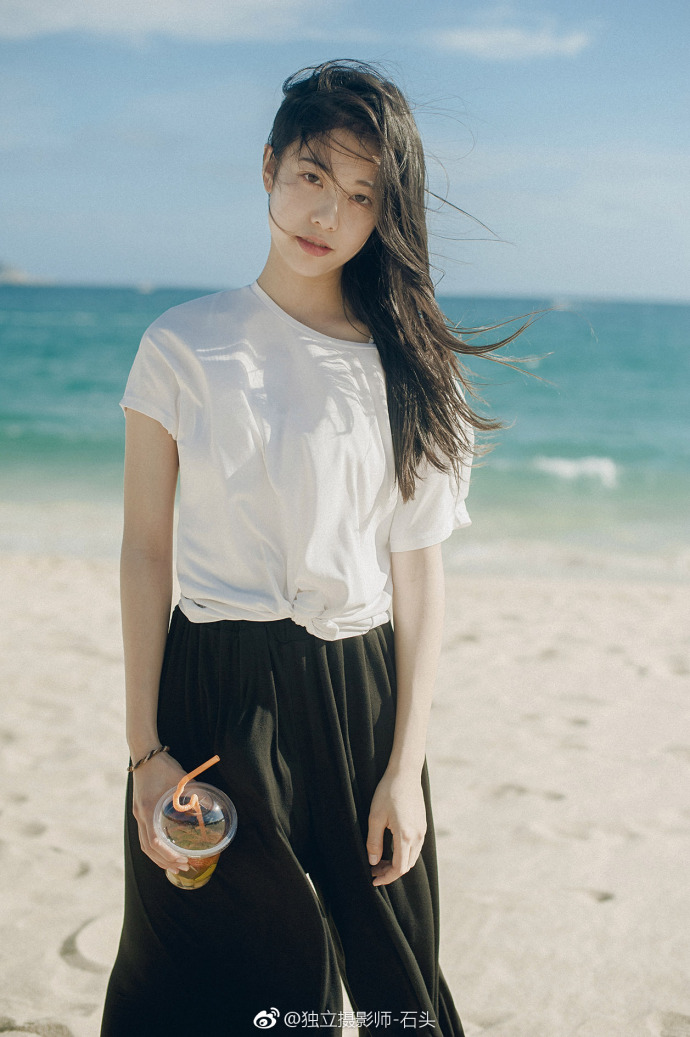 清纯美女白色衬衫搭配黑裙唯美写真 8