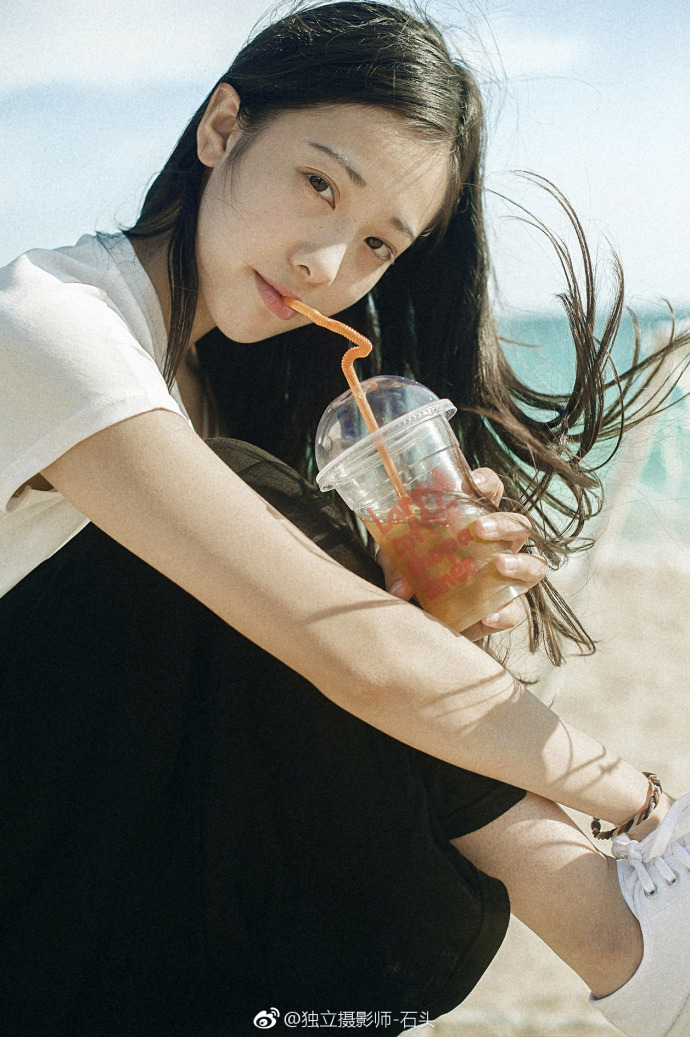 清纯美女白色衬衫搭配黑裙唯美写真 9