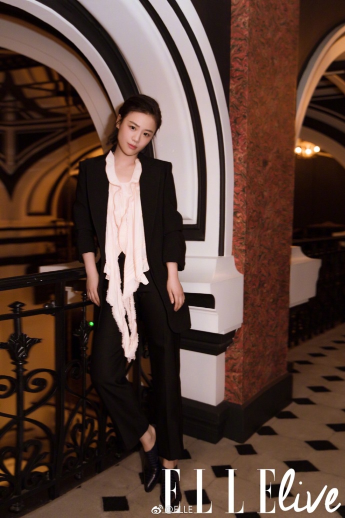 大眼美女明星马思纯ELLE杂志封面图片 3