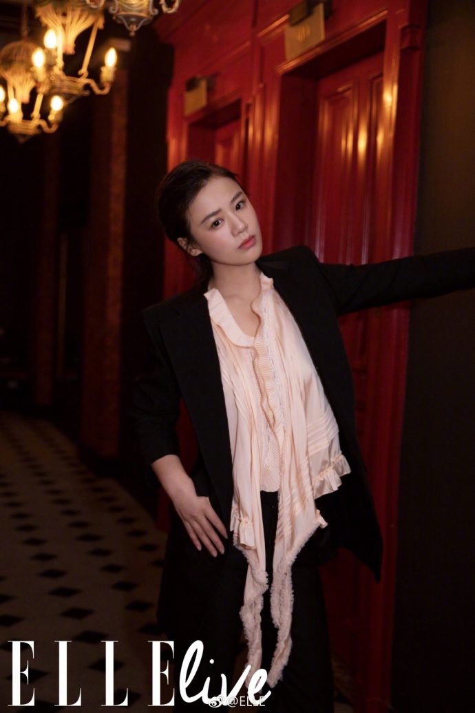 大眼美女明星马思纯ELLE杂志封面图片 4
