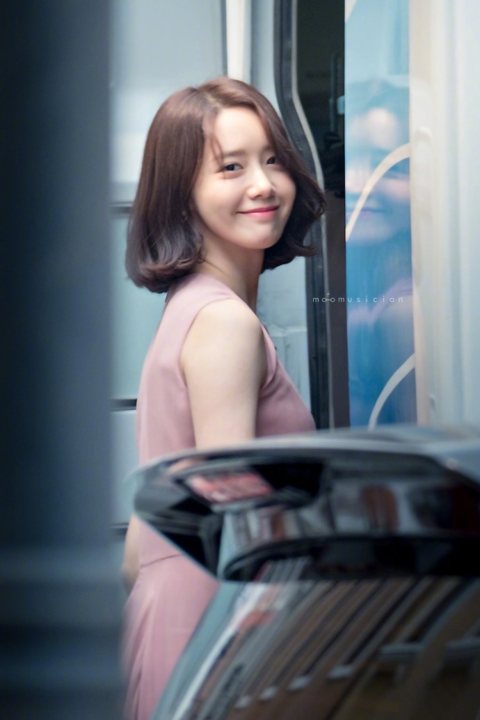 韩国美女明星林允儿仙女的回头杀美颜图片 2