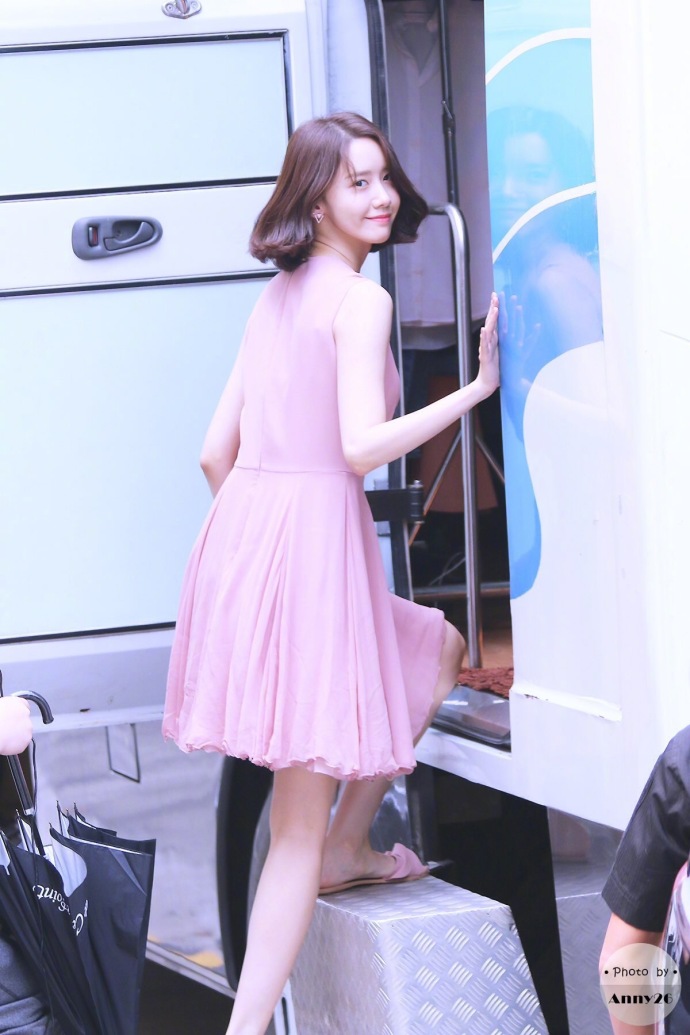 韩国美女明星林允儿仙女的回头杀美颜图片 5