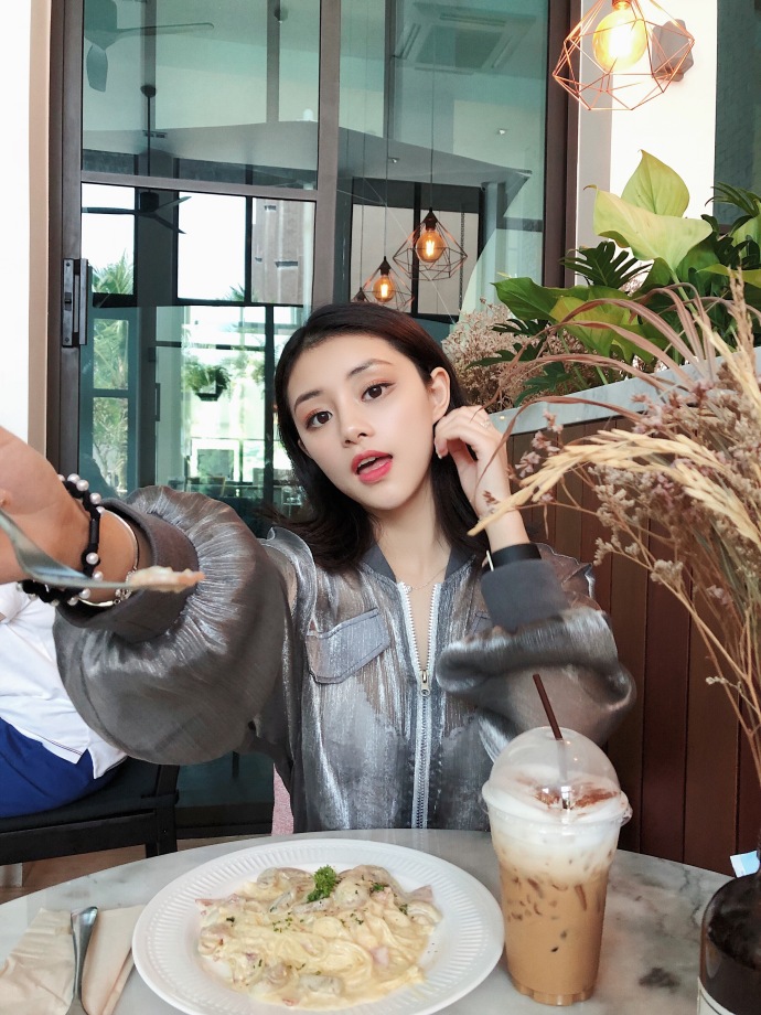清纯美女春夏穿衣搭配风格图片 2