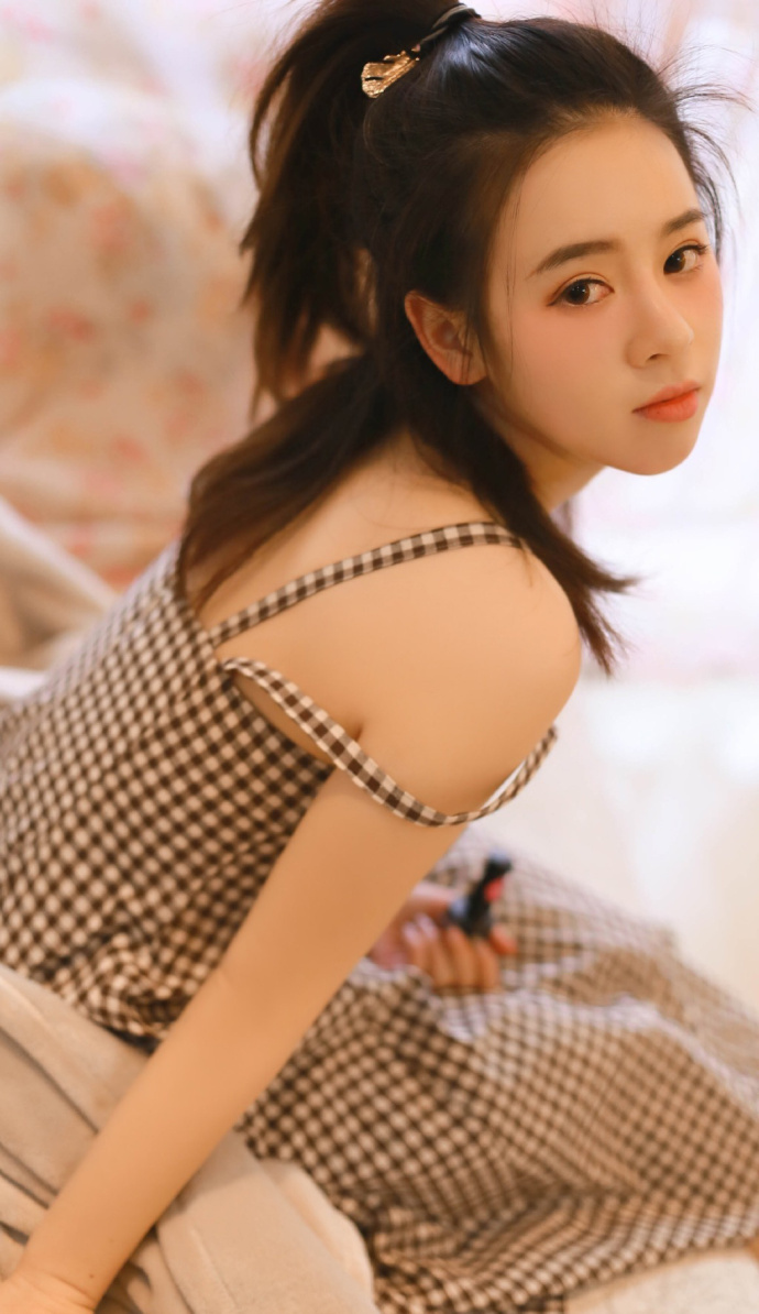 清纯美女格子连衣裙唯美写真如此美丽 7