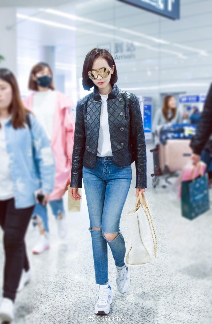 山东美女明星宋茜黑超加面亮相上海机场时尚街 3