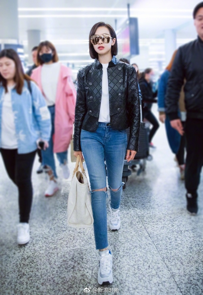 山东美女明星宋茜黑超加面亮相上海机场时尚街 4