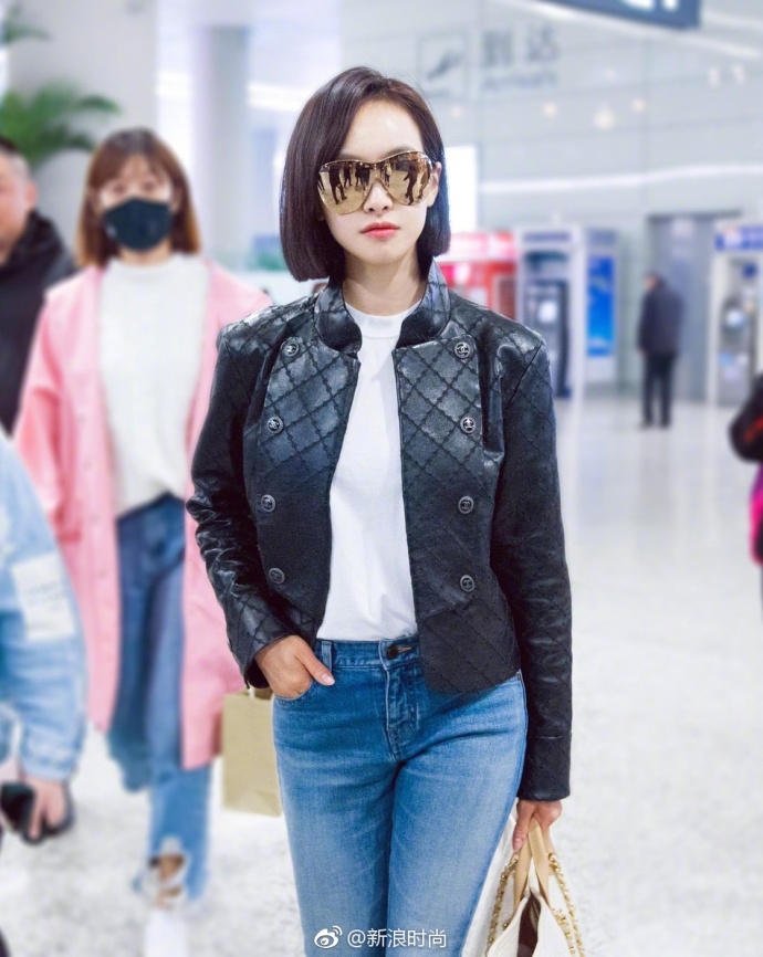 山东美女明星宋茜黑超加面亮相上海机场时尚街 7