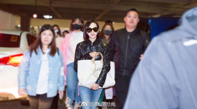 山东美女明星宋茜黑超加面亮相上海机场时尚街 8