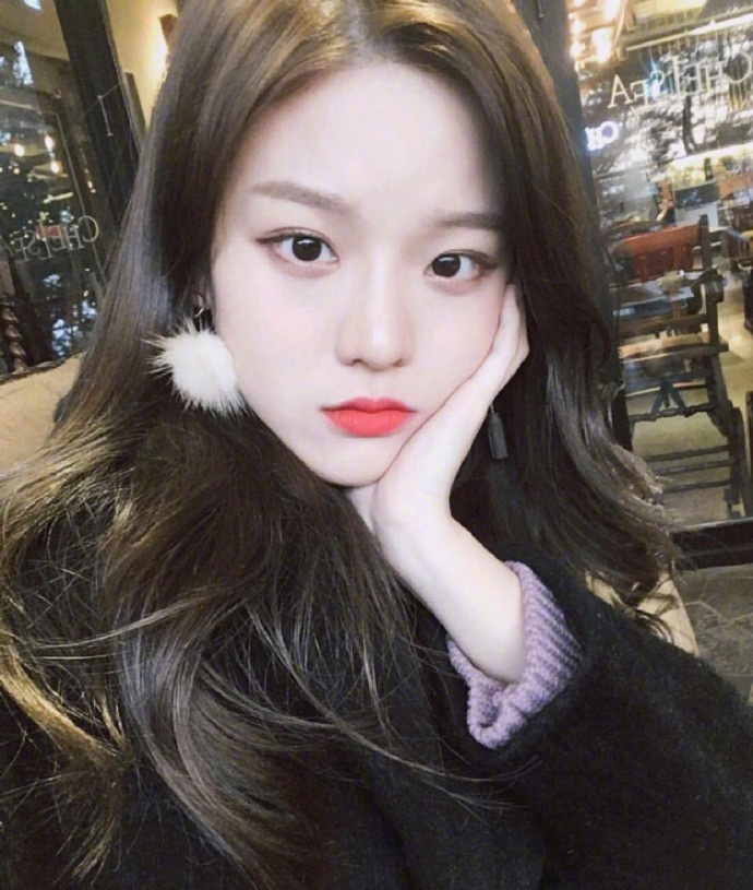 显肤白的浅亚麻色系发色大波浪卷美女自拍照