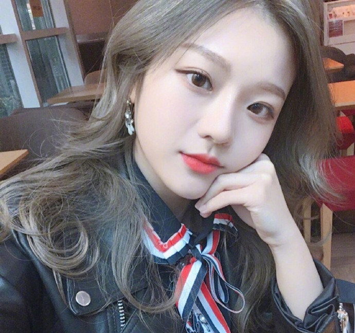 显肤白的浅亚麻色系发色大波浪卷美女自拍照 2