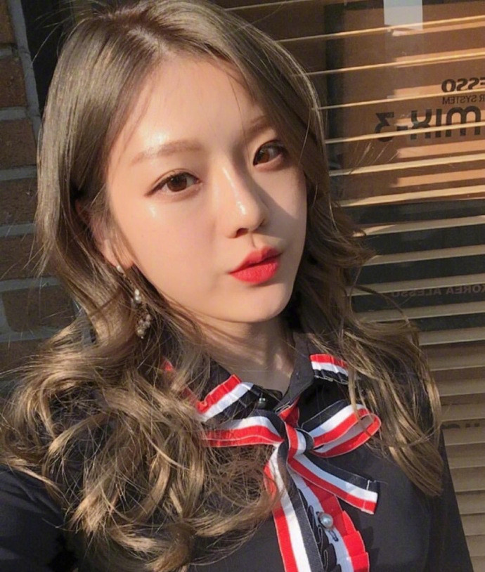 显肤白的浅亚麻色系发色大波浪卷美女自拍照 4