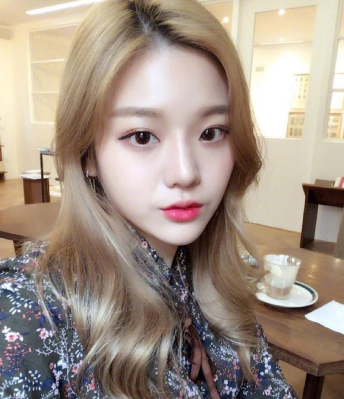 显肤白的浅亚麻色系发色大波浪卷美女自拍照 6