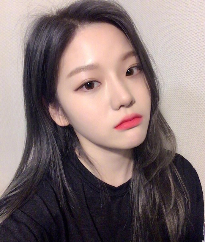 显肤白的浅亚麻色系发色大波浪卷美女自拍照 8