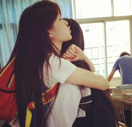 阳光清纯美女背双肩包清纯图片 2