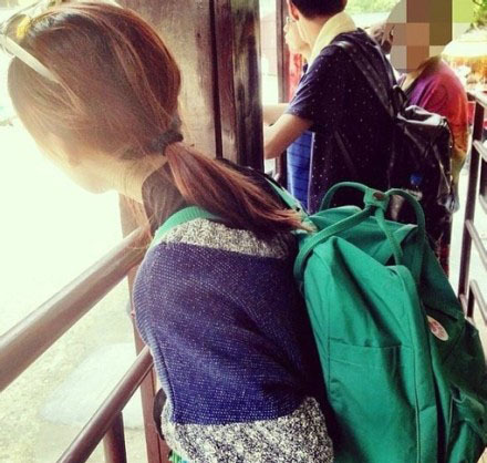 阳光清纯美女背双肩包清纯图片 3