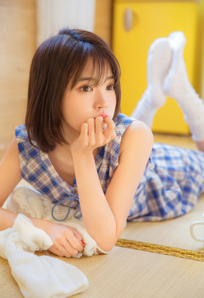 短发居家美女蓝色连衣裙私房图片 3