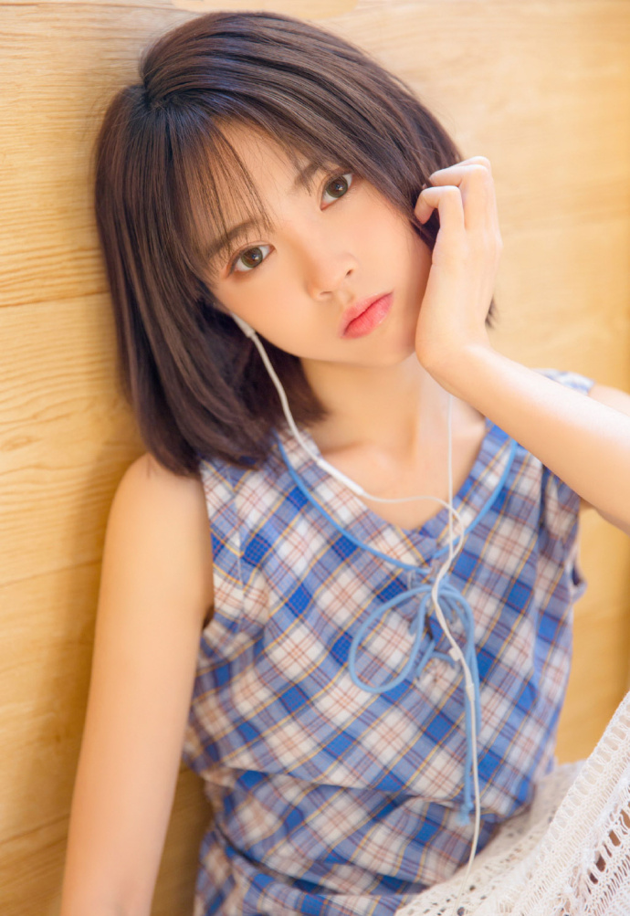 短发居家美女蓝色连衣裙私房图片 5