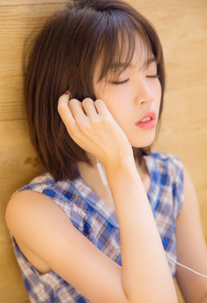 短发居家美女蓝色连衣裙私房图片 6