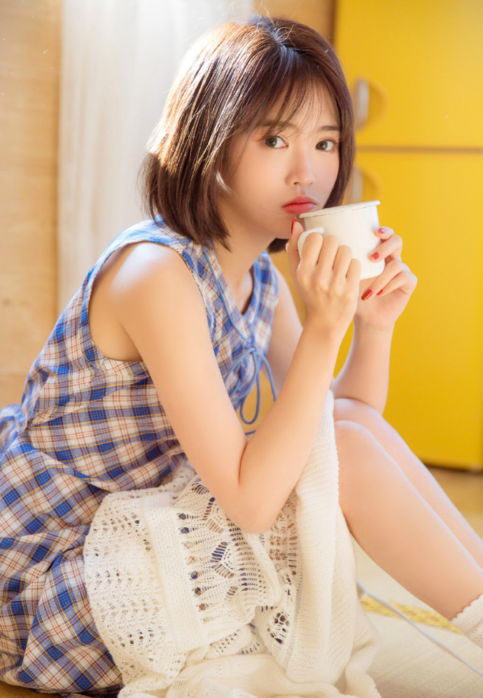 短发居家美女蓝色连衣裙私房图片 8