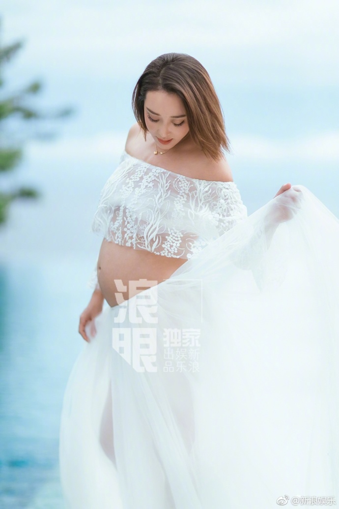 明星夫妻杜若溪孕照曝光严屹宽亲吻孕肚超幸福