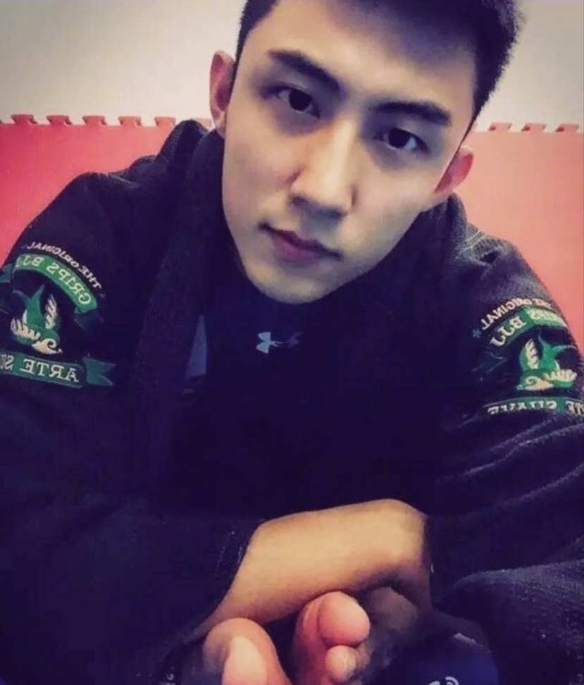 东北男明星小鲜肉帅哥黄景瑜自拍照帅气图片 2