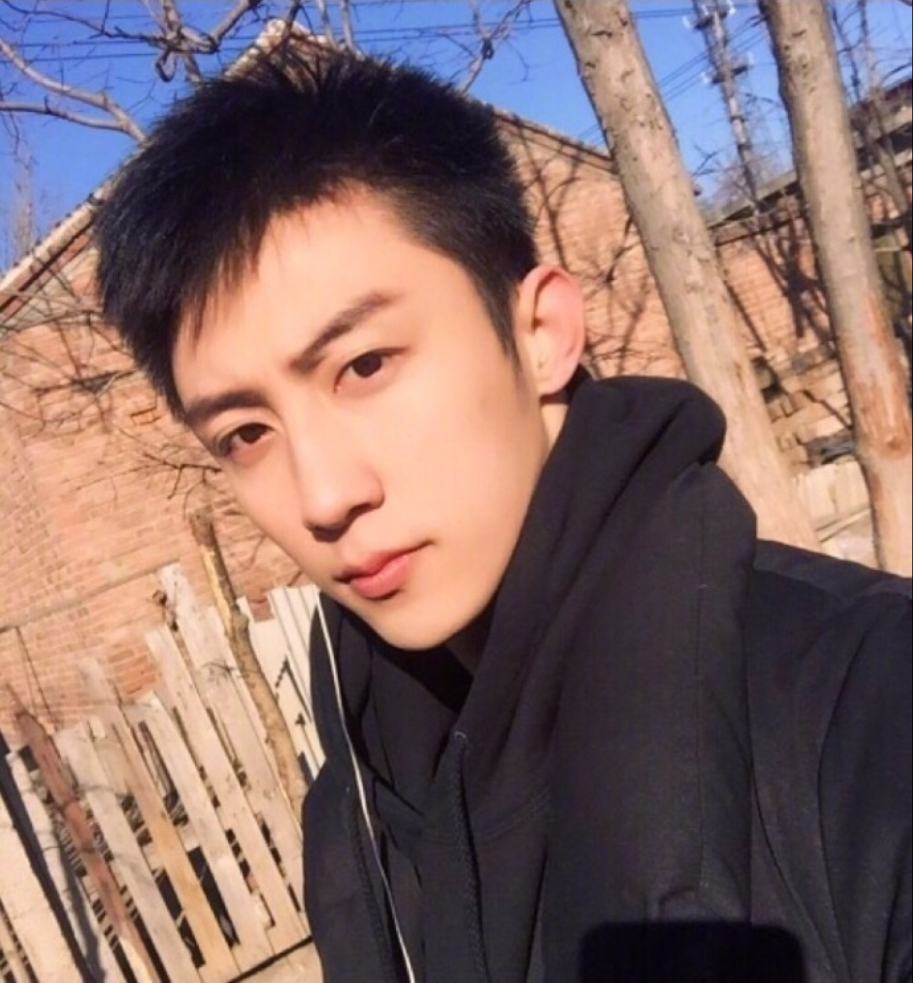 东北男明星小鲜肉帅哥黄景瑜自拍照帅气图片 4