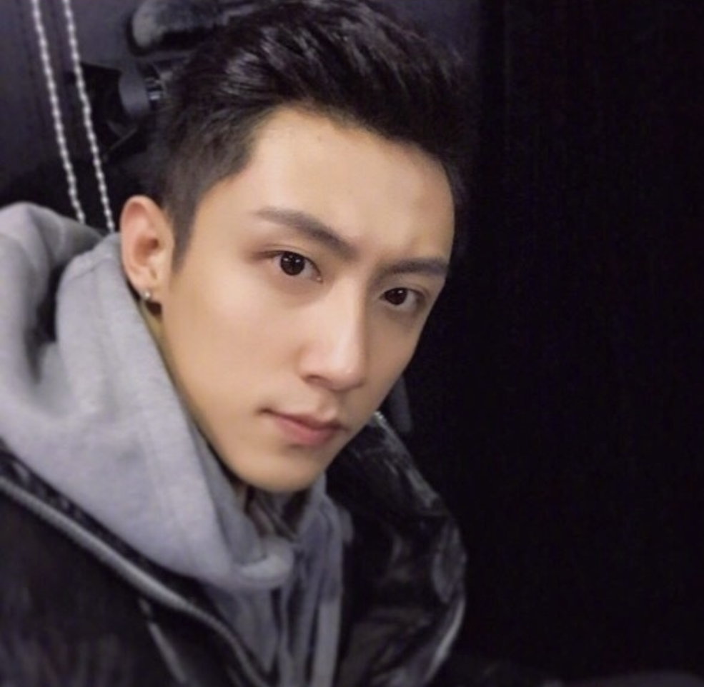 东北男明星小鲜肉帅哥黄景瑜自拍照帅气图片 6