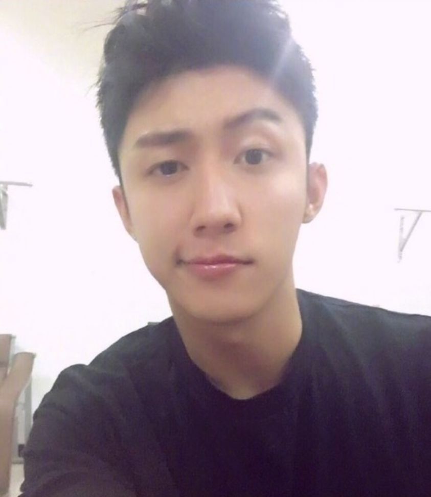 东北男明星小鲜肉帅哥黄景瑜自拍照帅气图片 7