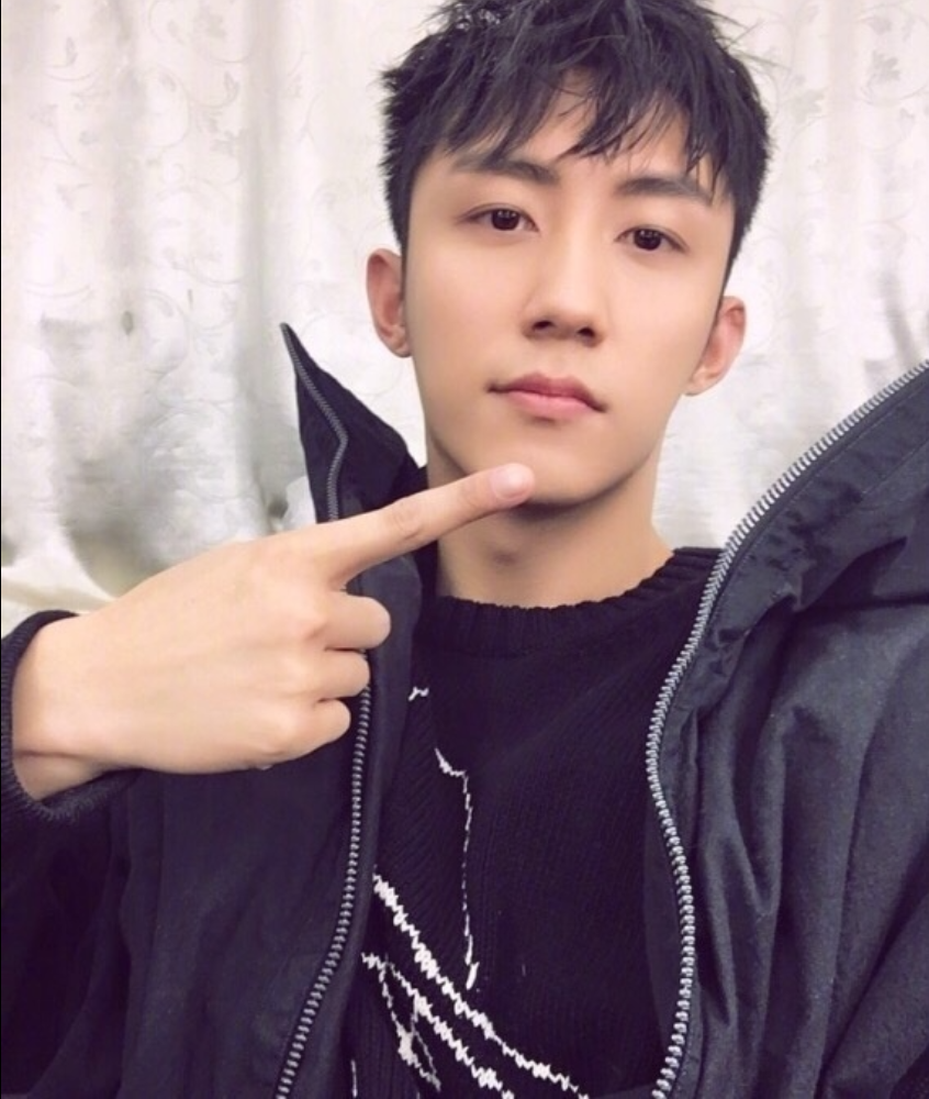 东北男明星小鲜肉帅哥黄景瑜自拍照帅气图片 8